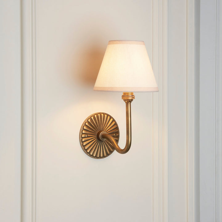 115297 Dahlia Swan &amp; Ivy 16cm Wall Light Brass White