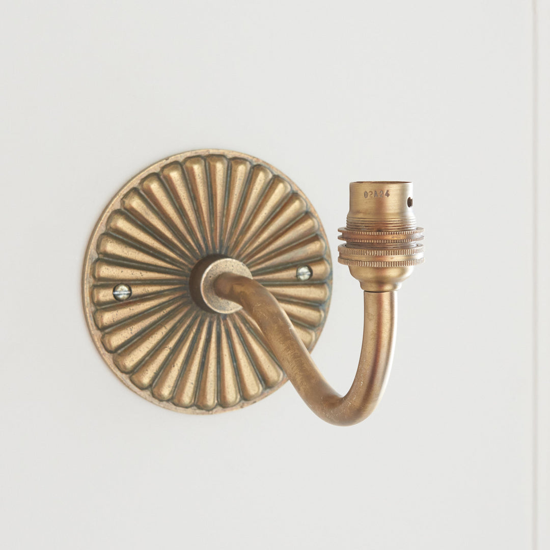 115303 Dahlia Curve &amp; Leaf 16cm Wall Light Brass Green