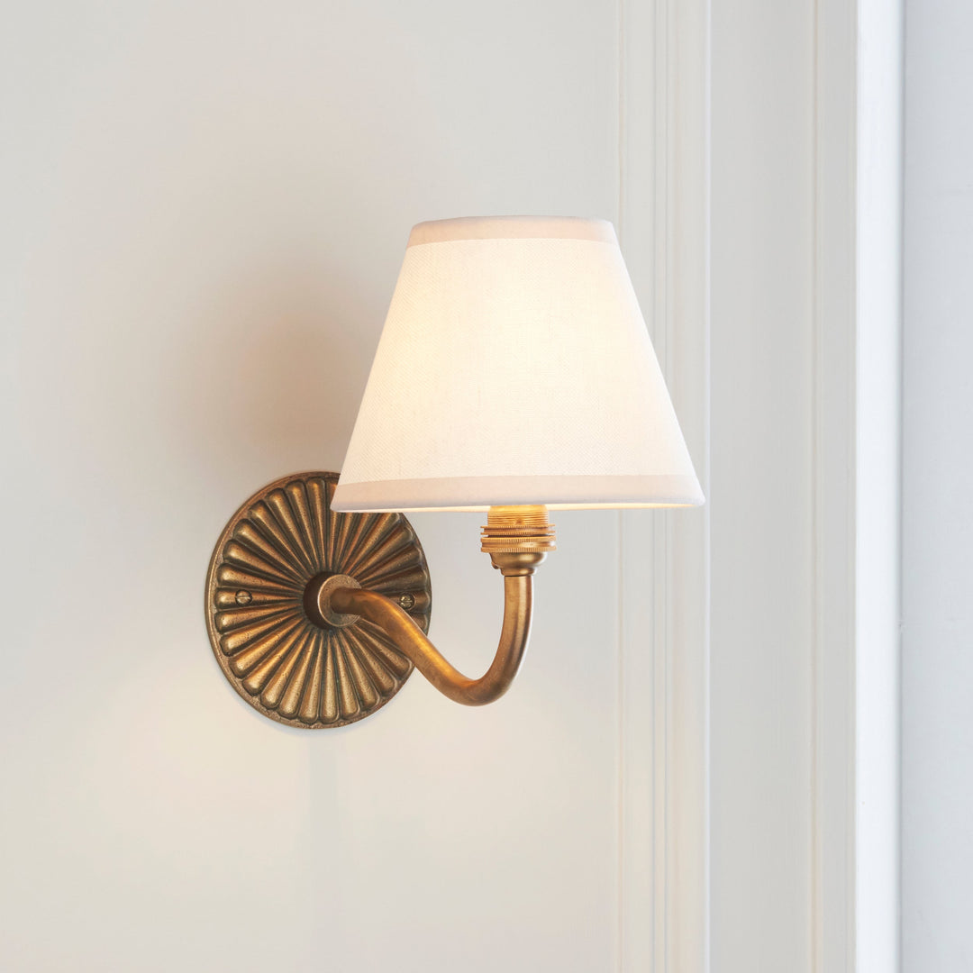 115313 Dahlia Curve &amp; Ivy 16cm Wall Light Brass White