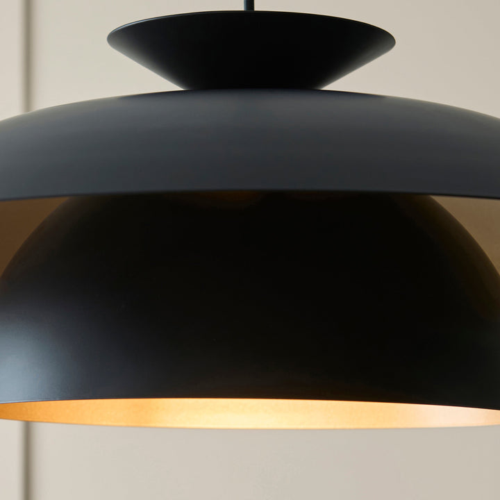 121071 Lyon Pendant Black