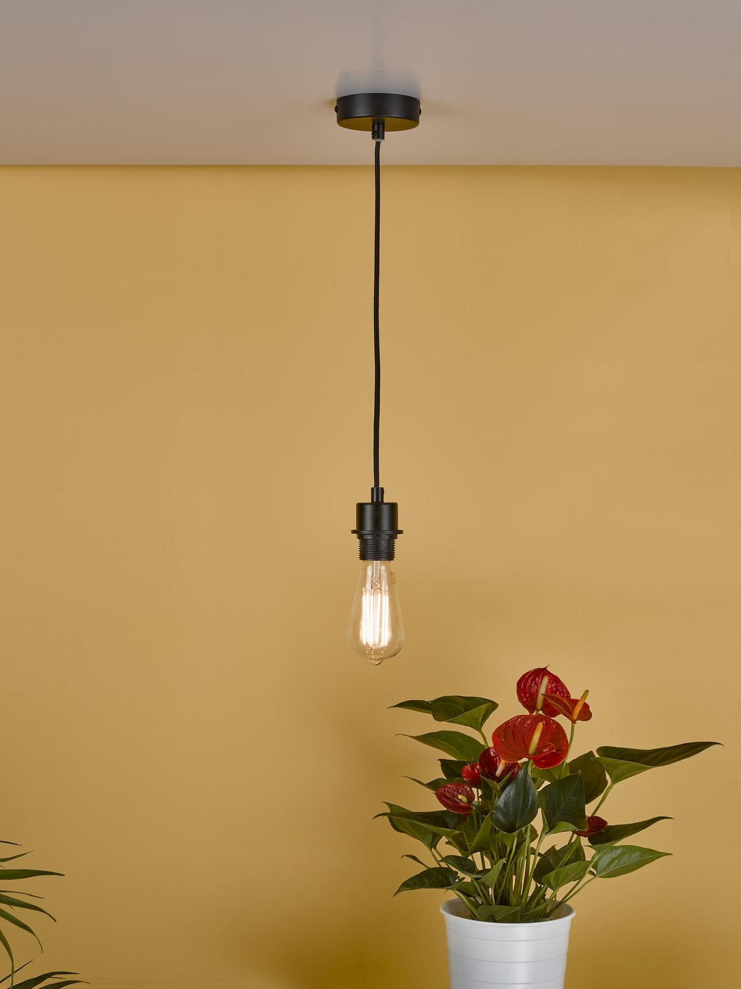 Dar SP69 1 Light E27 Suspension Matt Black With Black Cable